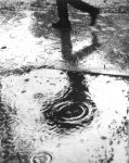 Scritta in un pomeriggio di pioggia con i piedi in una pozzanghera