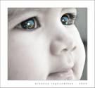 Il bambino dagli occhi azzurro mare