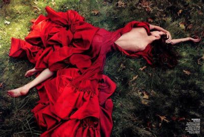 La donna con il vestito rosso