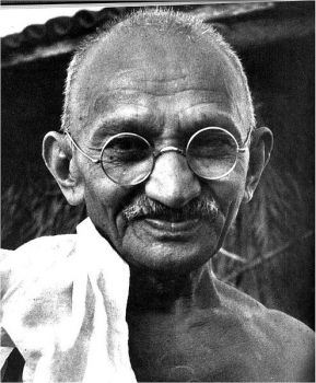 A Mohandas Karamchand Gandhi, detto Mahatma  